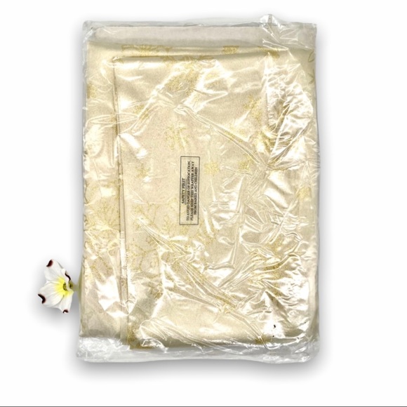 EUC LAVIN Gold Shimmer Snowflake Christmas Winter Tablecloth 104x60 - Picture 12 of 16